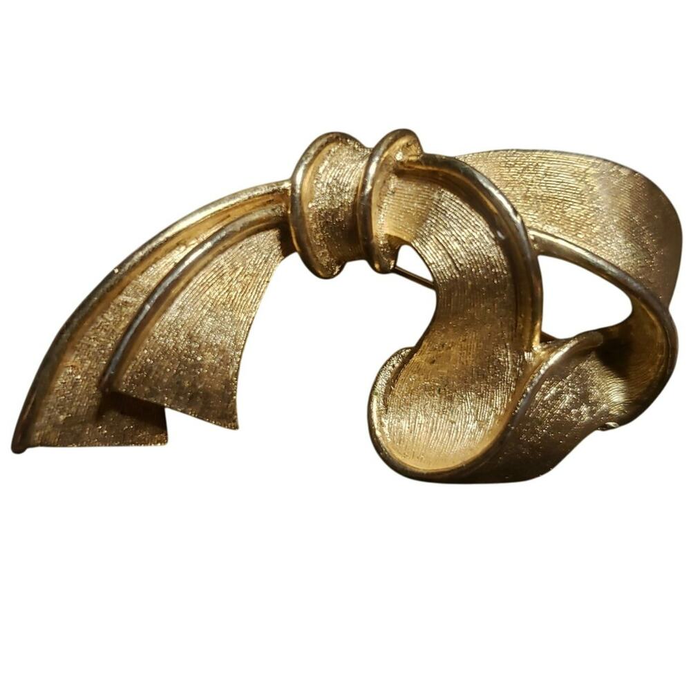 Vintage Mid-Century Signed Kramer Brooch Brushed Goldtone Flowing Ribbon Knot